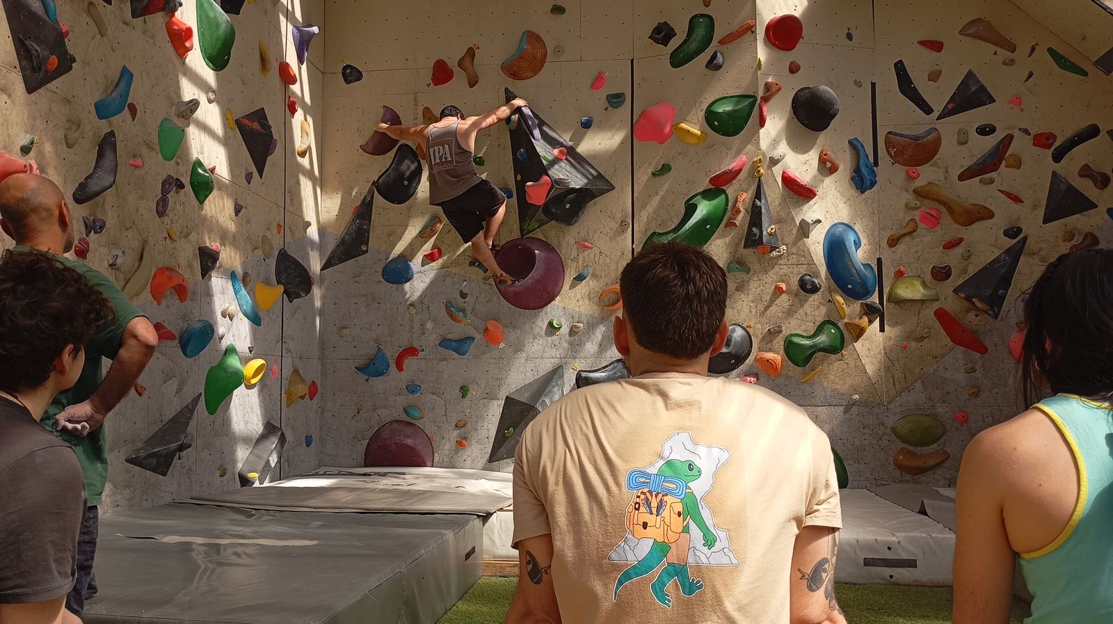 Escalada libre en el muro